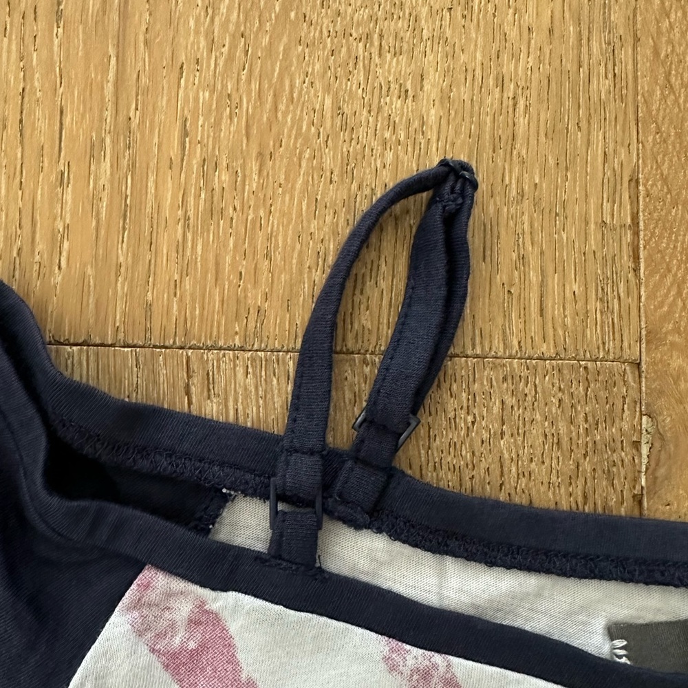 NWOT)Printed t-shirt - Picture 2 of 3